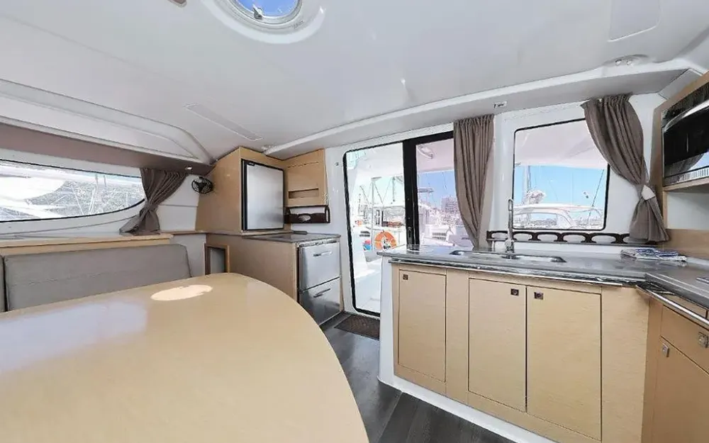 slider 28 Fountaine Pajot Lipari 41