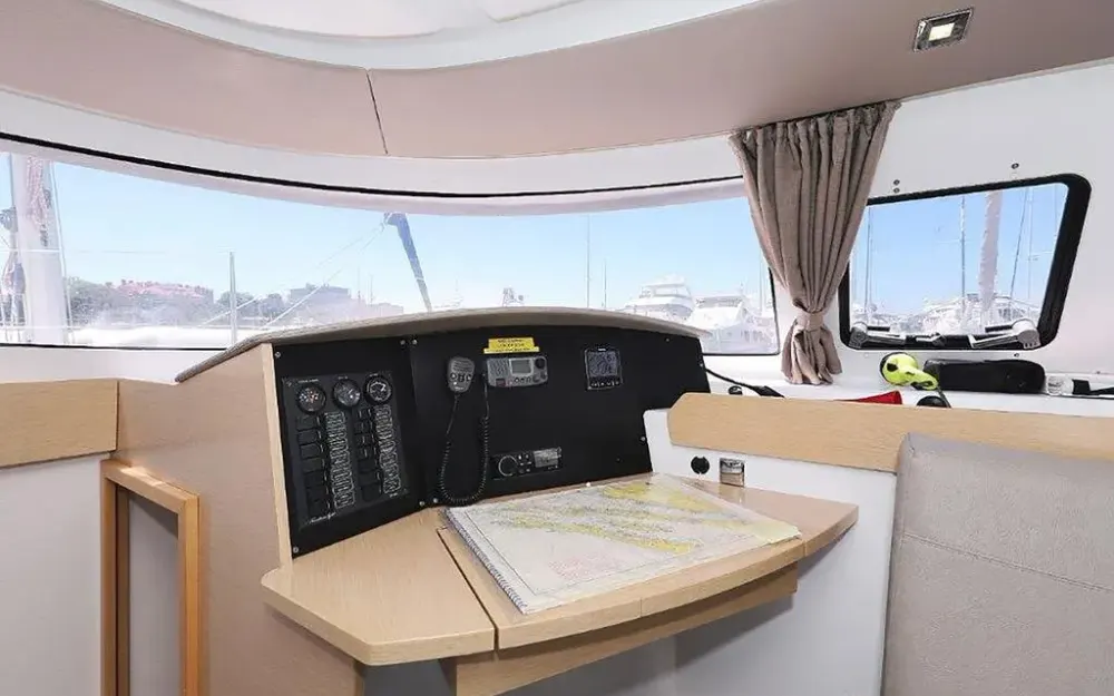 slider 33 Fountaine Pajot Lipari 41