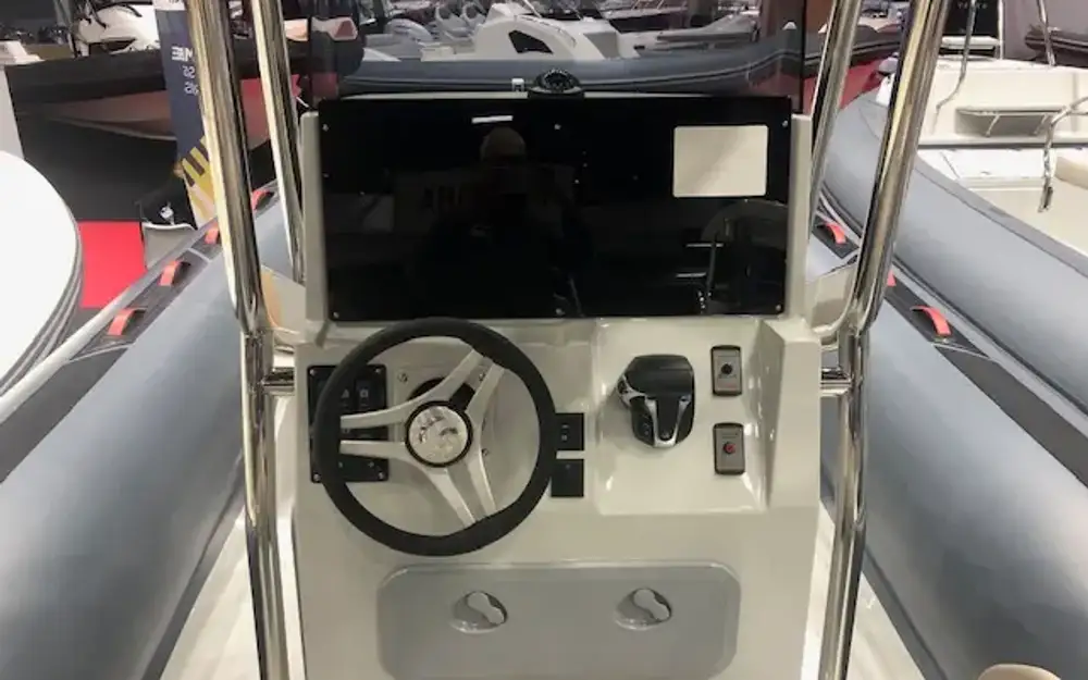 slider 6 Capelli Tempest 750 Sport
