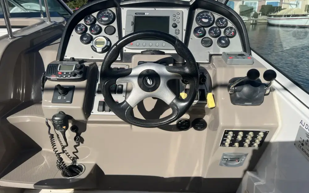 slider 7 Cruisers Yachts  330 Express
