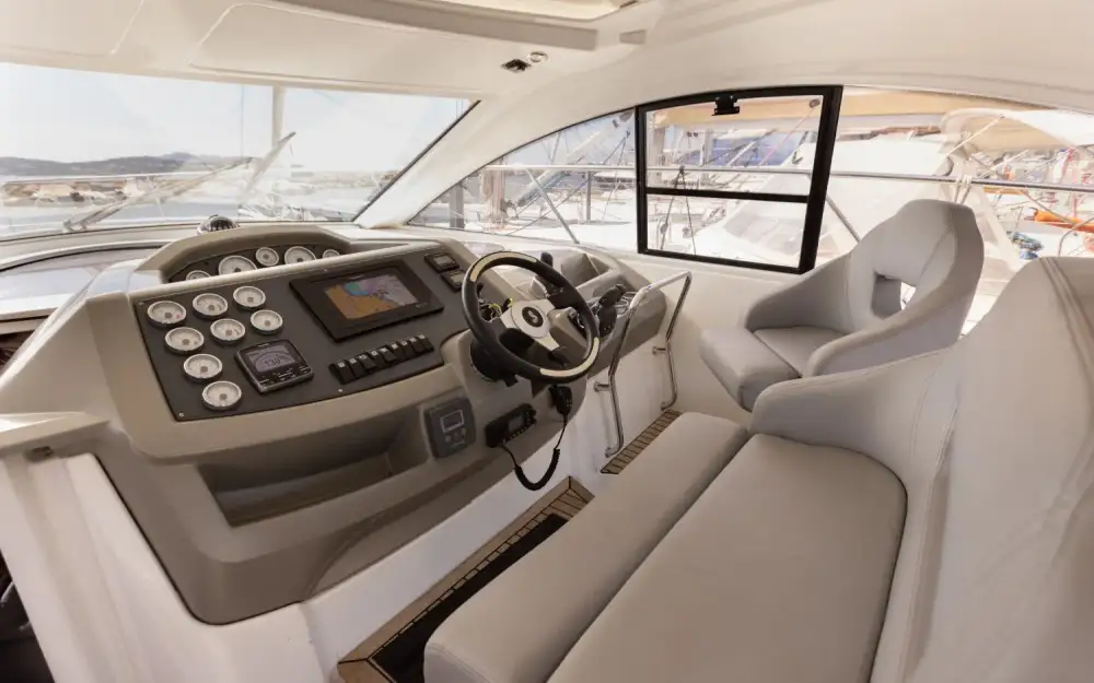 slider 4 Beneteau Flyer Gran Turismo 38