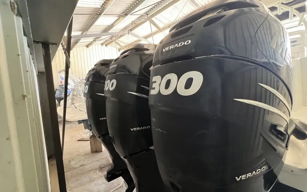 slider 10 Boston Whaler  370 Outrage