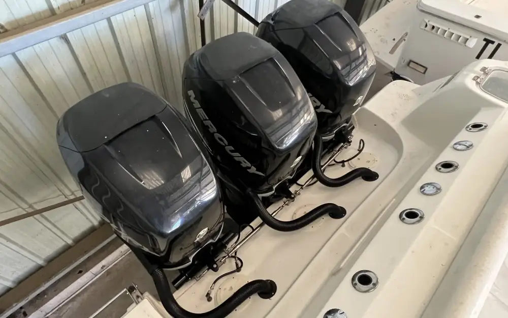 slider 12 Boston Whaler  370 Outrage