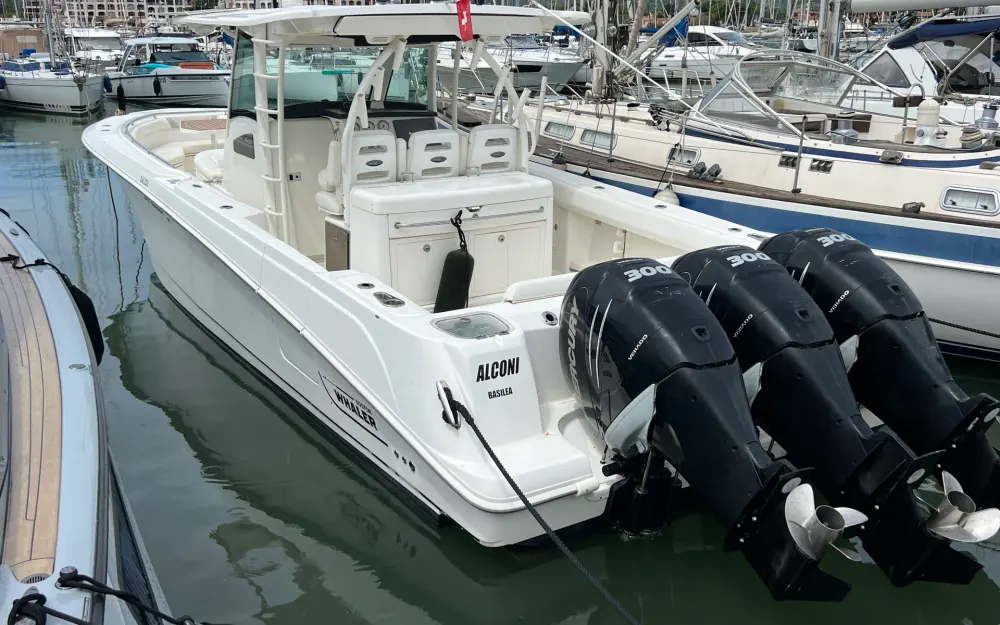 slider 18 Boston Whaler  370 Outrage