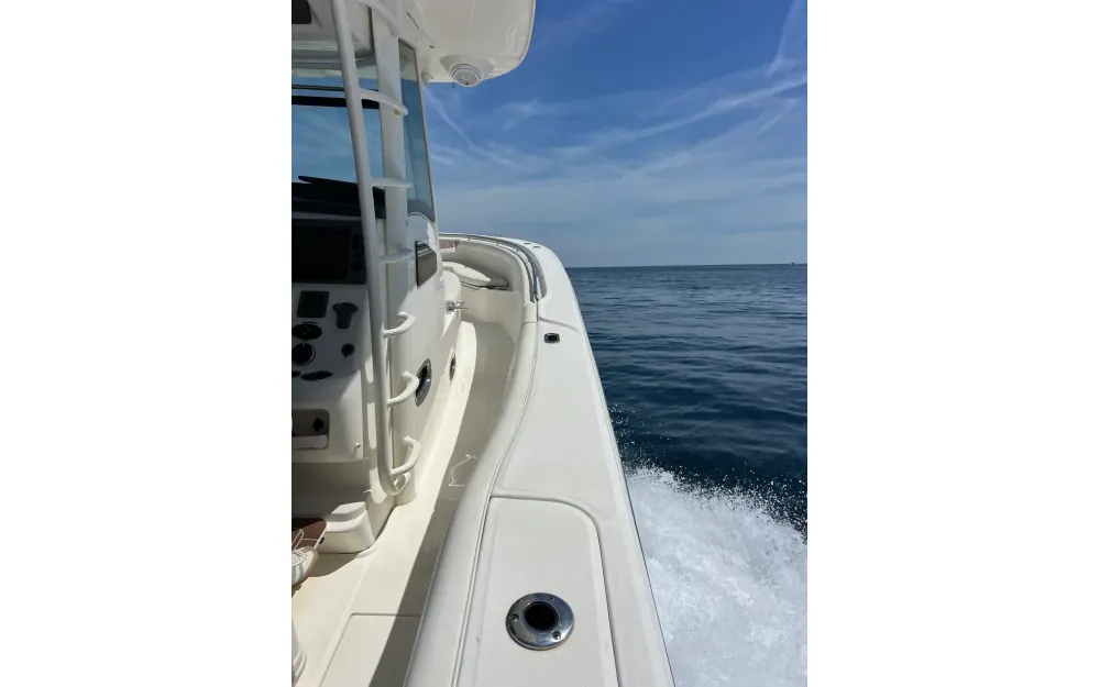 slider 16 Boston Whaler  370 Outrage