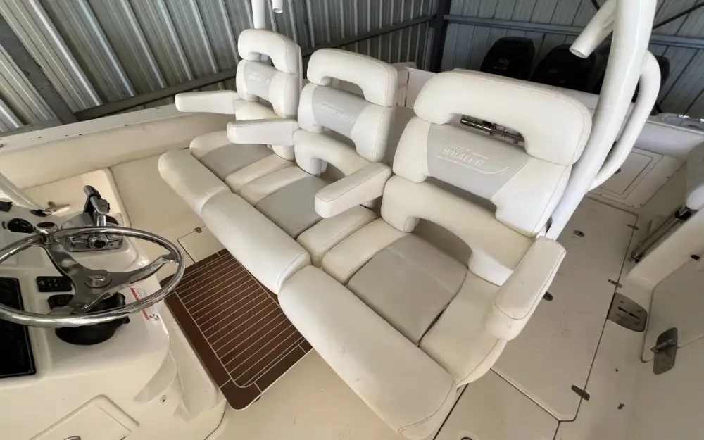 slider 2 Boston Whaler  370 Outrage
