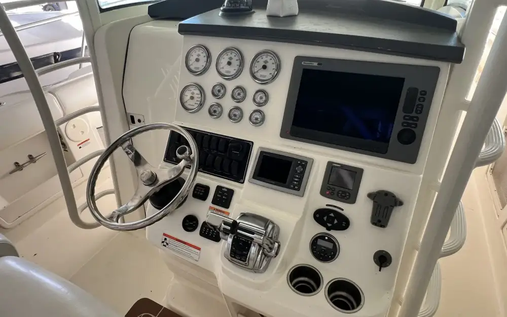 slider 4 Boston Whaler  370 Outrage
