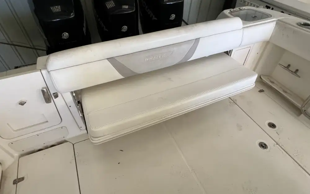 slider 8 Boston Whaler  370 Outrage