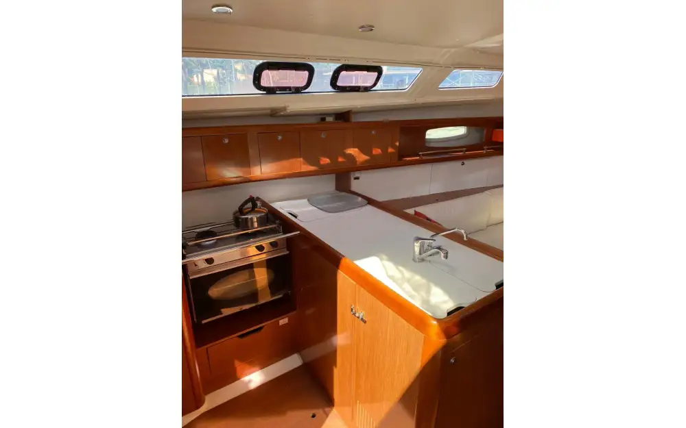 slider 7 Beneteau Oceanis 37