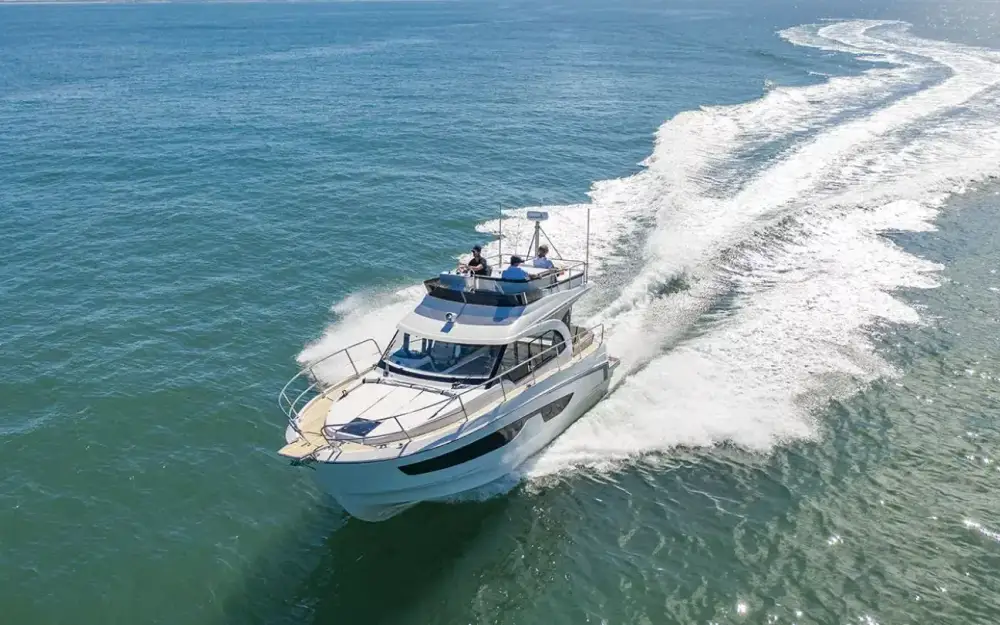 slider 2 Beneteau Antares 11 Fly