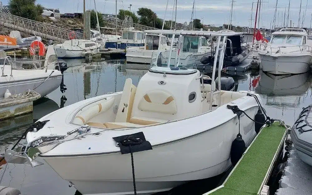 Boston WhalerBoston Whaler 240 Outrage