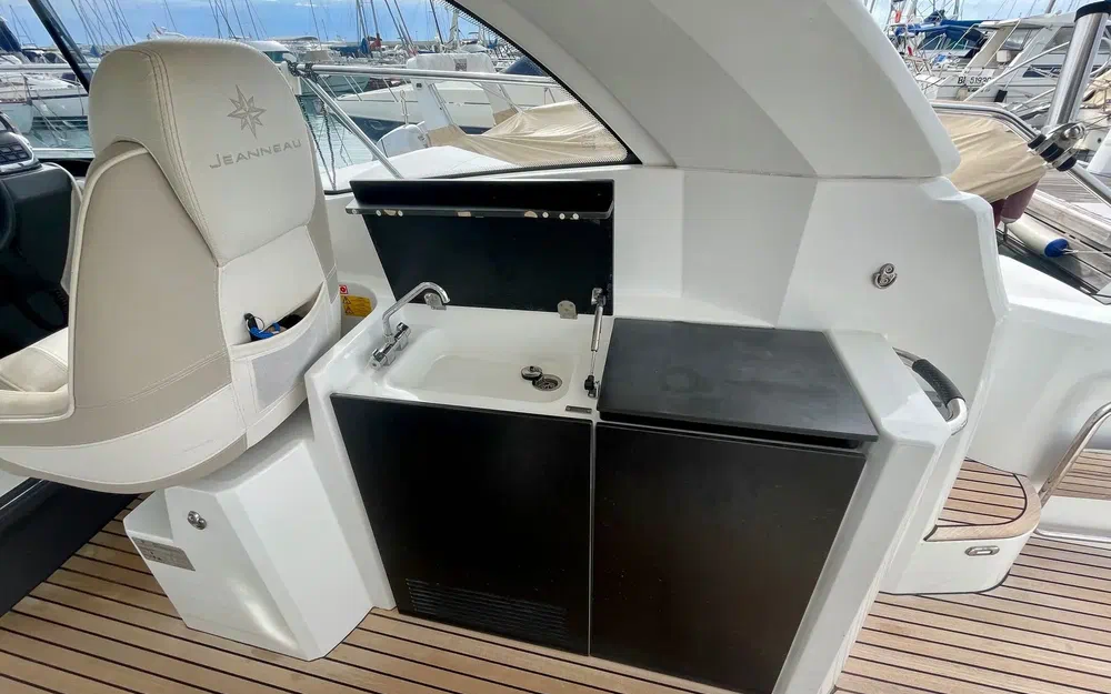 slider 7 Jeanneau Leader 33 Sportop