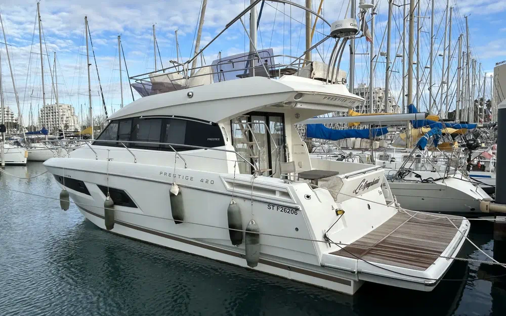 slider 0 Prestige Yachts 420 Fly