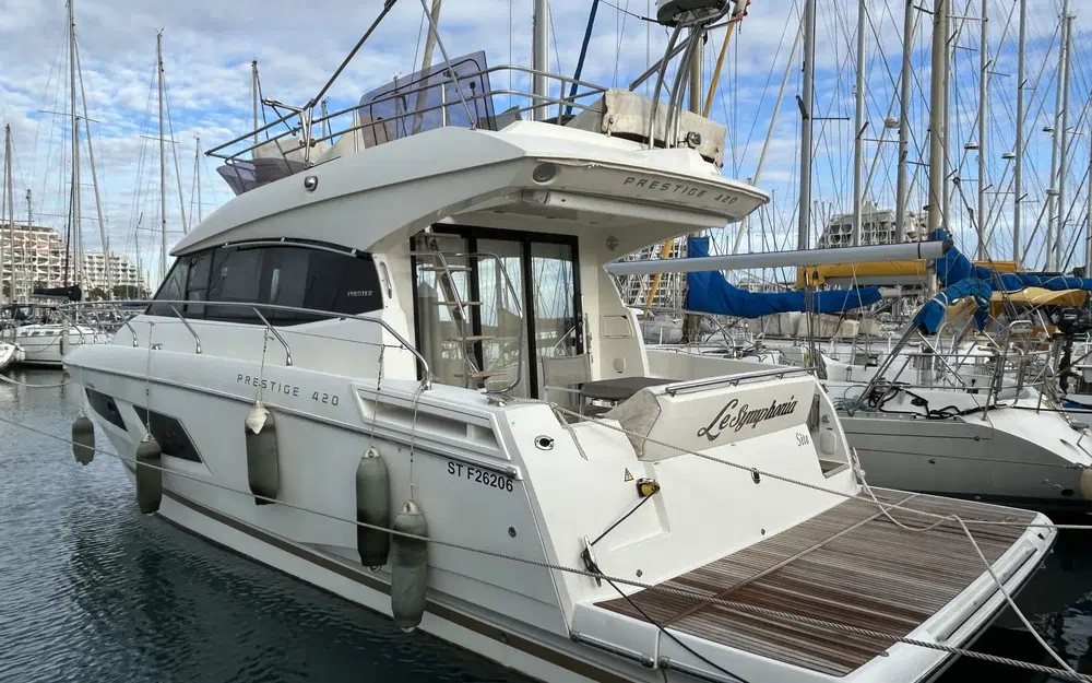 slider 1 Prestige Yachts 420 Fly