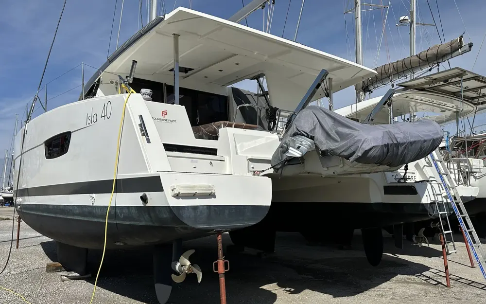 slider 11 Fountaine Pajot Isla 40