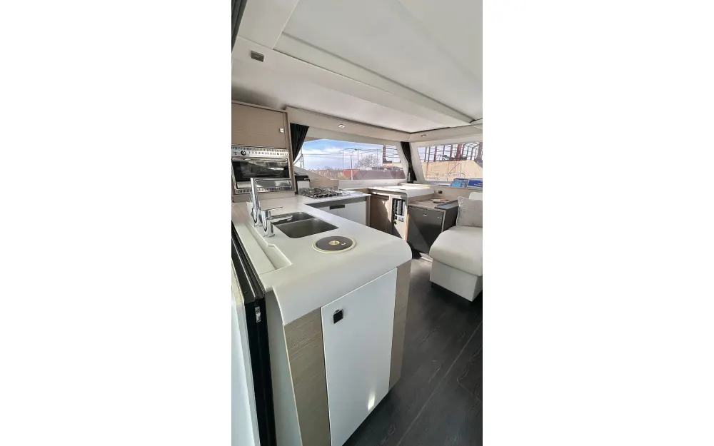 slider 14 Fountaine Pajot Isla 40