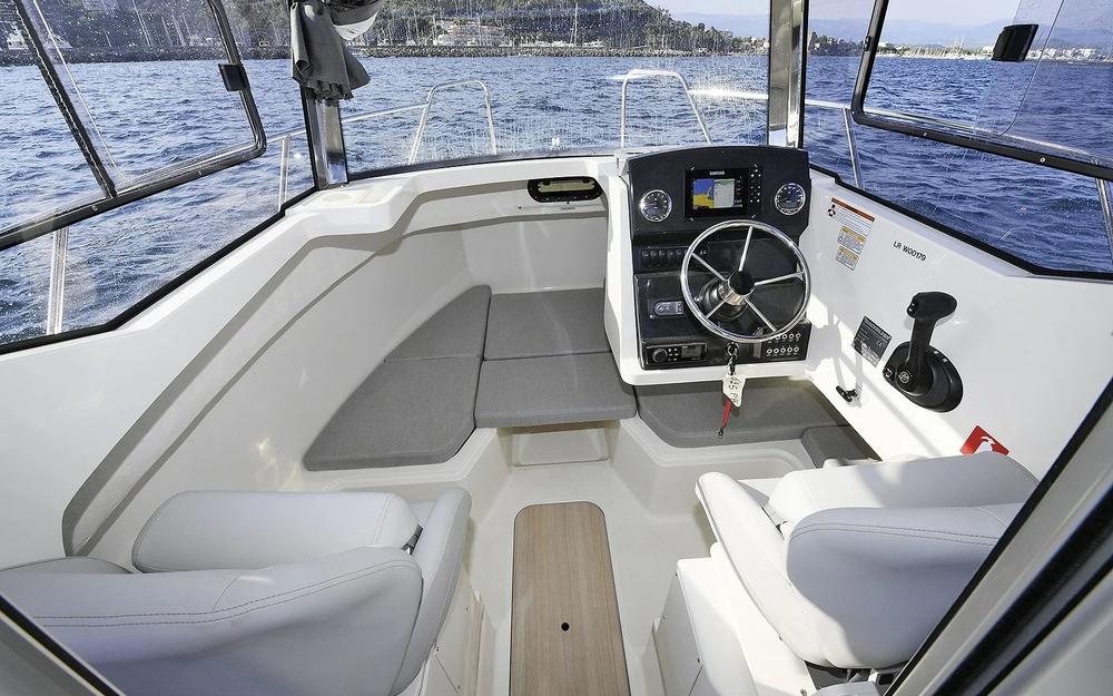 slider 3 Quicksilver Activ 805 Pilothouse