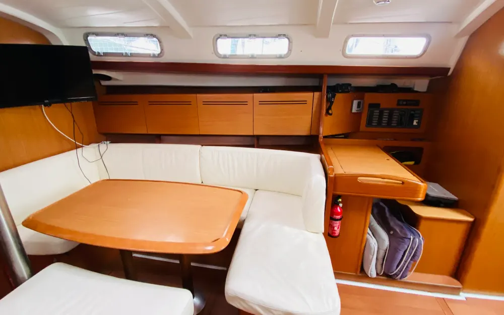 slider 11 Beneteau Cyclades 43