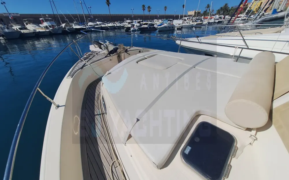 slider 17 Mainship  400 Trawler