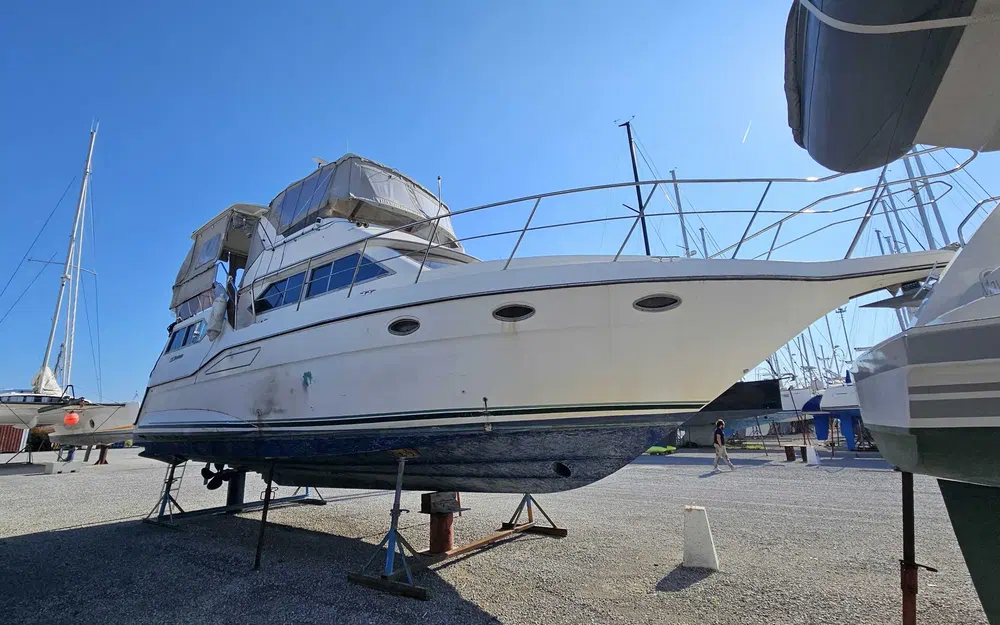 slider 1 Cruisers Yachts 3850 AFT