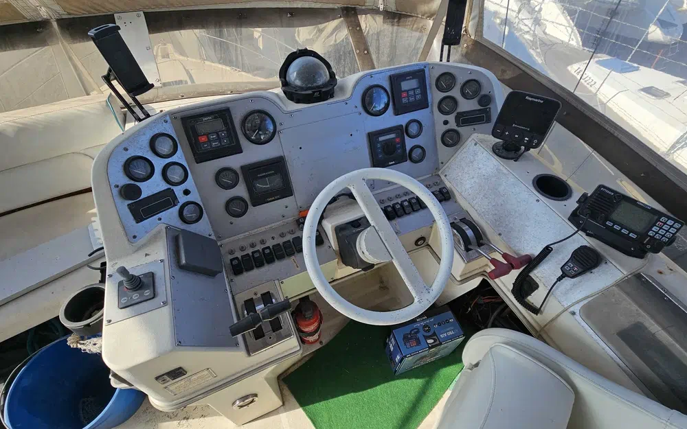 slider 6 Cruisers Yachts 3850 AFT