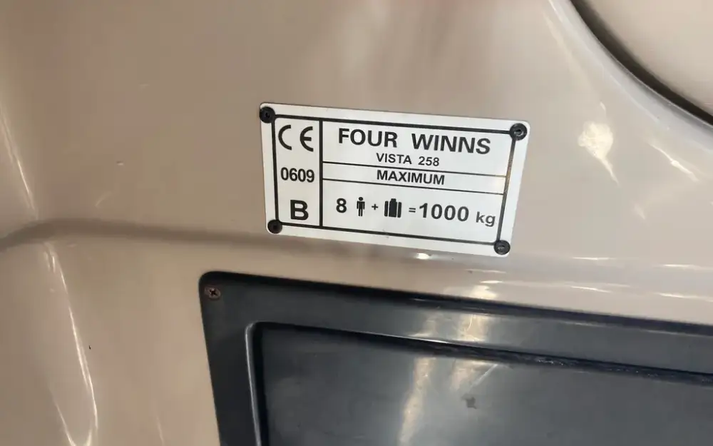 slider 18 Four Winns Vista 258