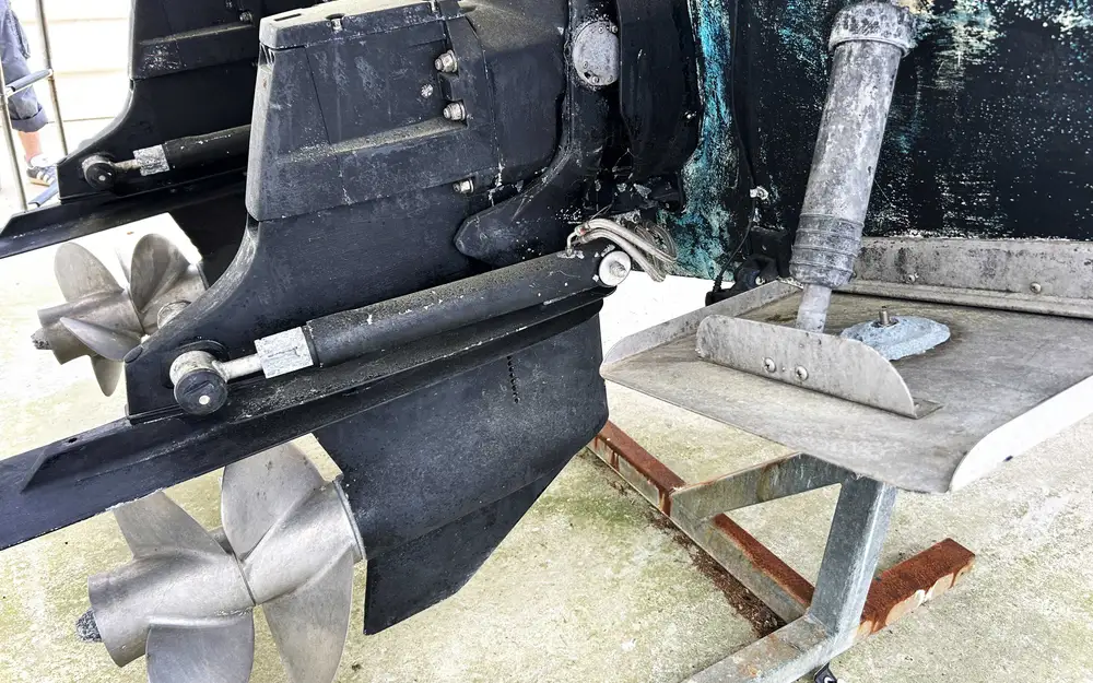 slider 16 Mercruiser 220