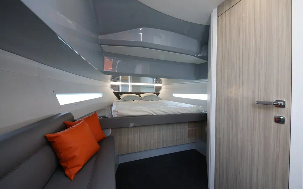 slider 6 Rio Yachts Daytona 35 Bow rider