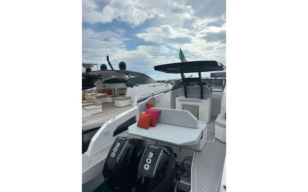 slider 7 Rio Yachts Daytona 35 Bow rider