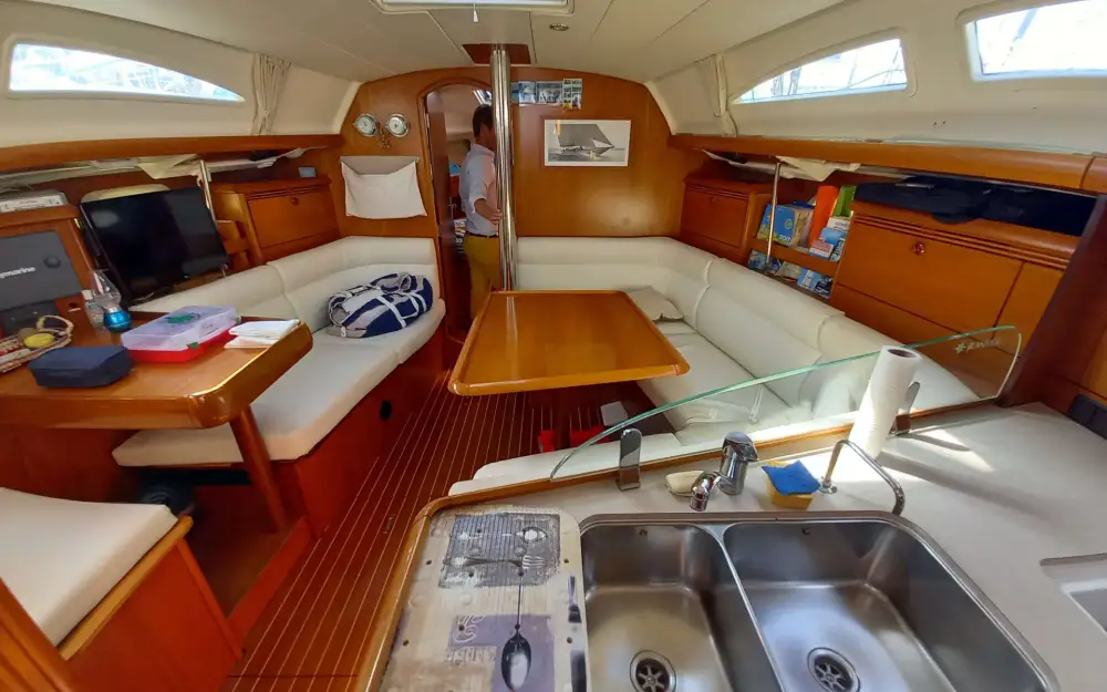 slider 1 Jeanneau Sun Odyssey 37