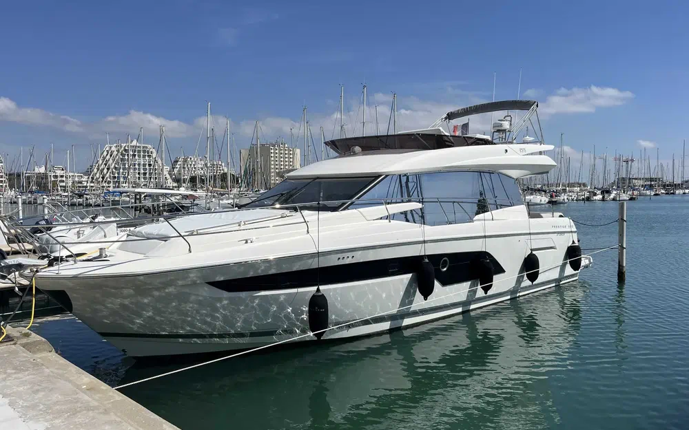 slider 0 Prestige Yachts 520 Fly