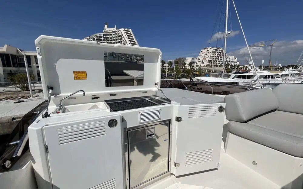 slider 13 Prestige Yachts Prestige 520 Fly