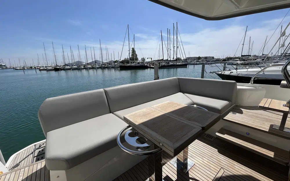 slider 1 Prestige Yachts 520 Fly