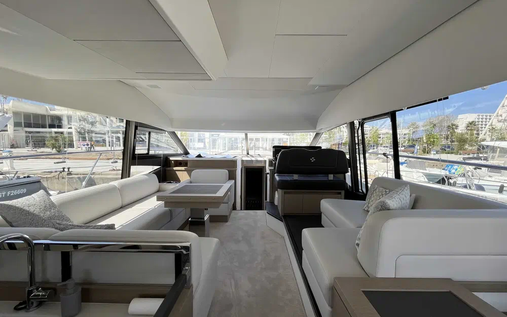 slider 2 Prestige Yachts 520 Fly