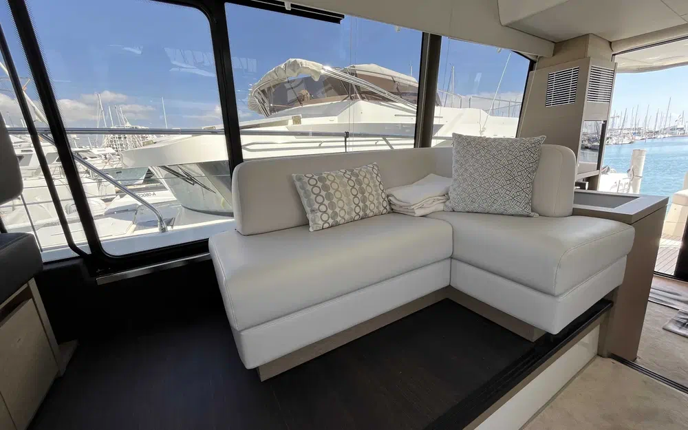 slider 4 Prestige Yachts Prestige 520 Fly