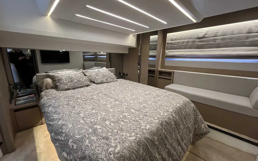 slider 7 Prestige Yachts 520 Fly