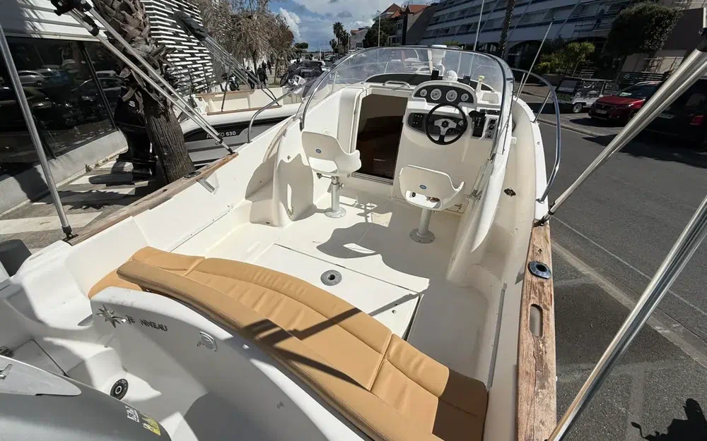 slider 1 Jeanneau Cap Camarat 755