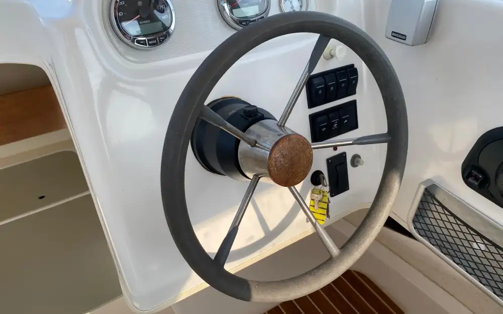 slider 9 Quicksilver  640 Pilothouse