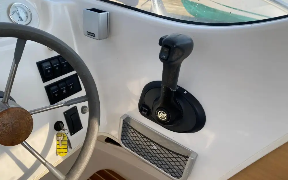 slider 10 Quicksilver  640 Pilothouse