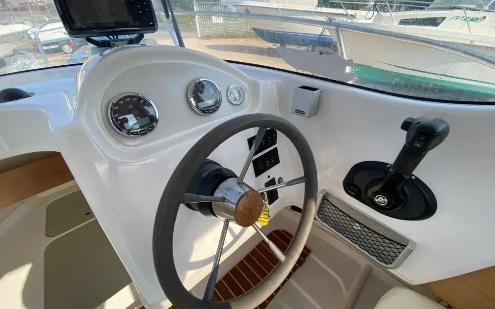 slider 11 Quicksilver  640 Pilothouse