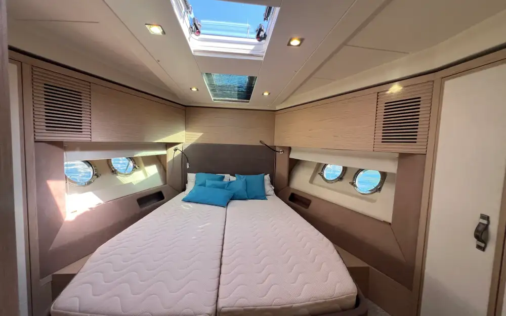 slider 8 Beneteau Monte Carlo 5