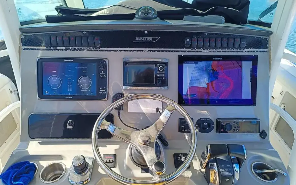 slider 9 Boston Whaler  350 Outrage
