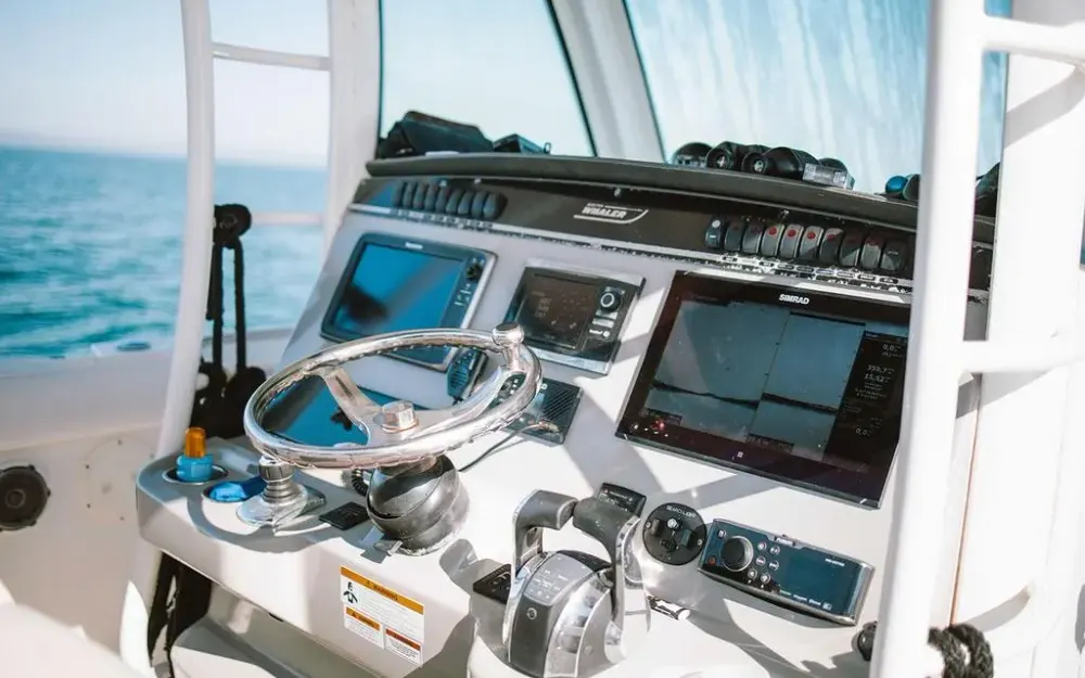 slider 10 Boston Whaler  350 Outrage