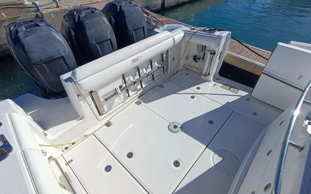 slider 17 Boston Whaler  350 Outrage