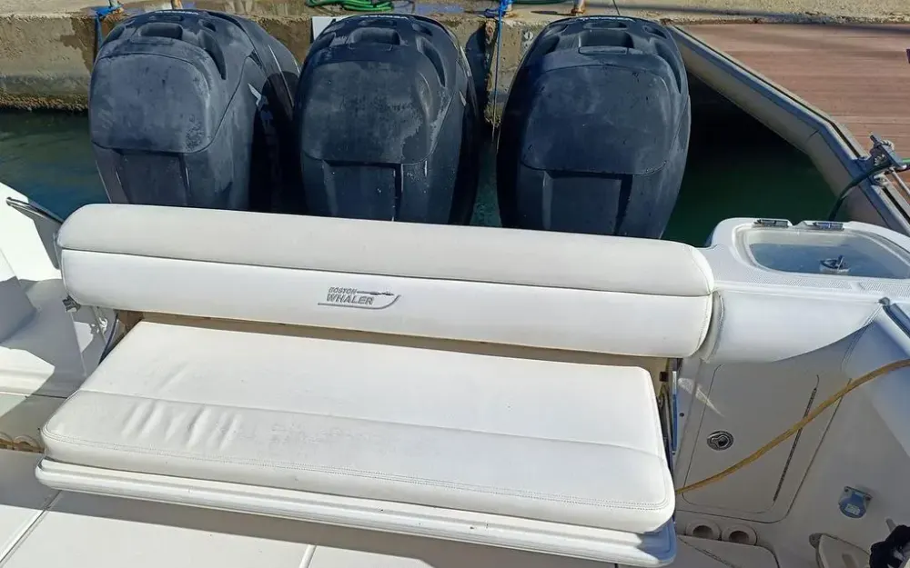 slider 21 Boston Whaler  350 Outrage