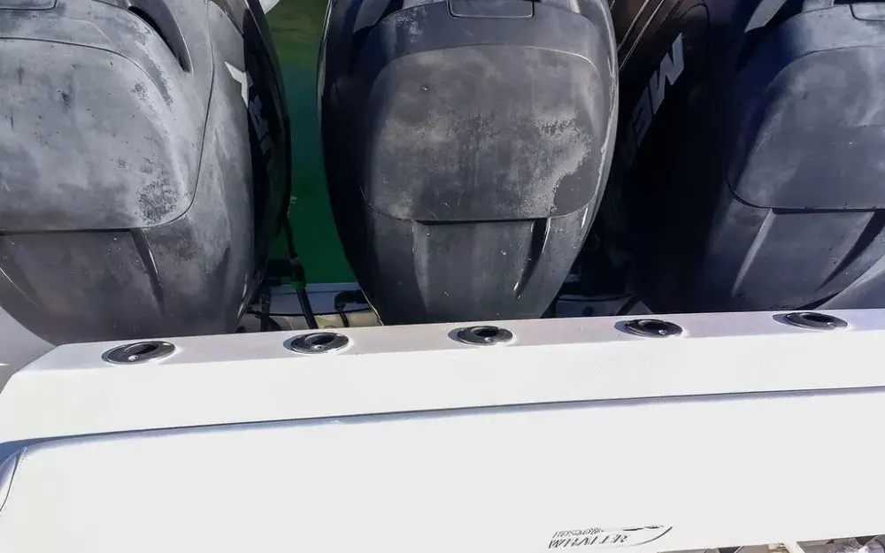 slider 23 Boston Whaler  350 Outrage
