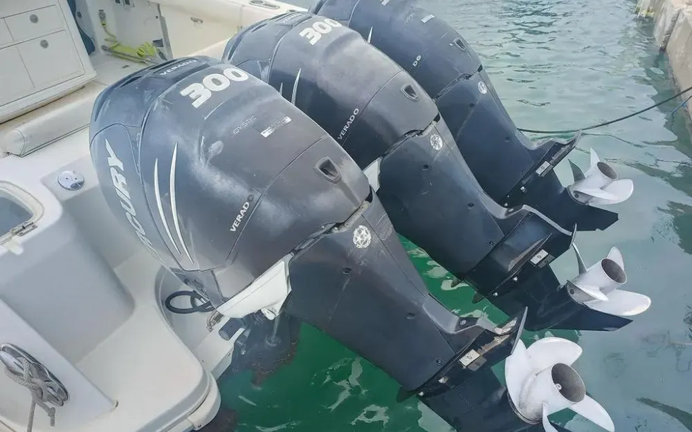 slider 7 Boston Whaler  350 Outrage
