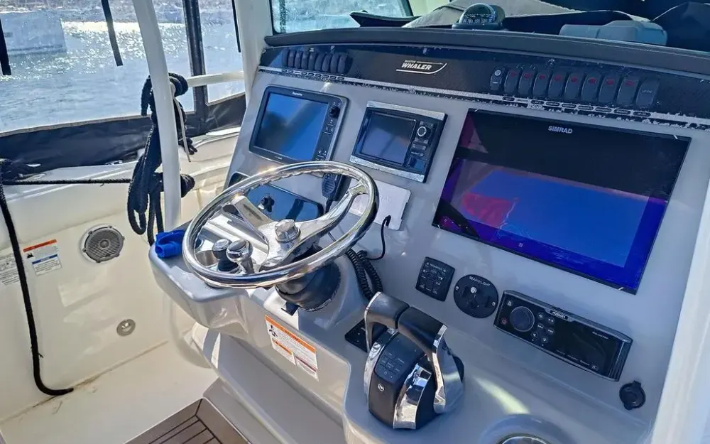 slider 8 Boston Whaler  350 Outrage