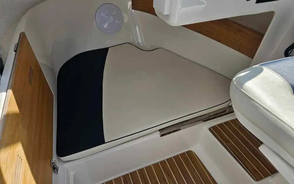 slider 8 Quicksilver  500 Pilothouse