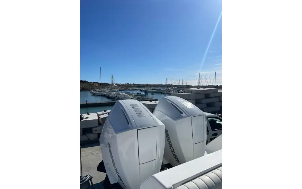 slider 2 Boston Whaler  26 Outrage